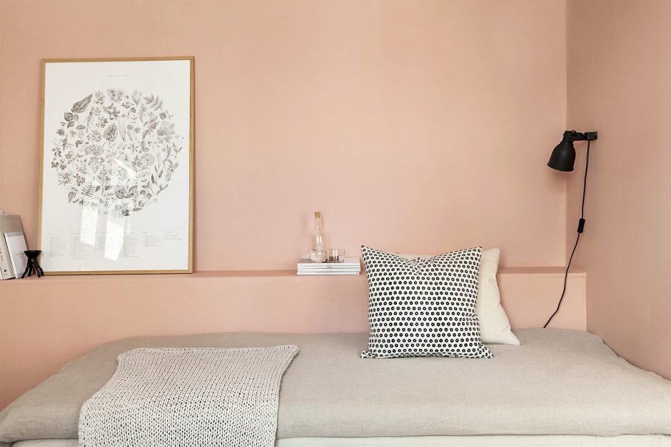 Спальня в скандинавском стиле с розовыми стенами