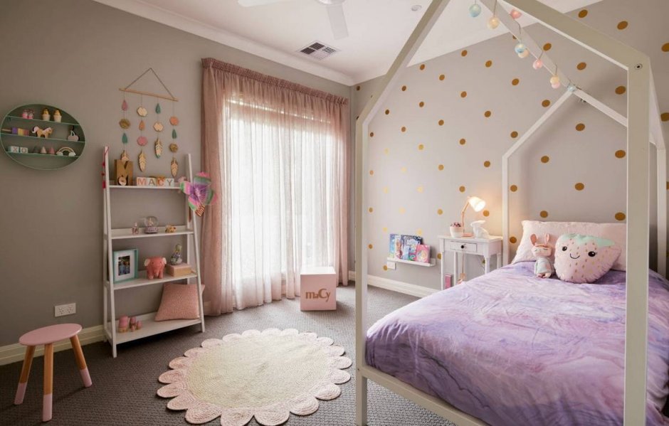Детская комната для девочки в горошек