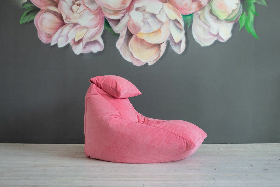 Розовое кресло пуфик