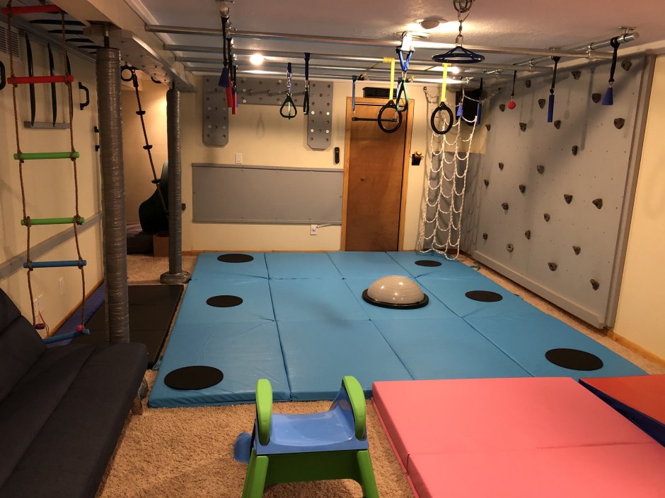 Игровая спортзал для детей в подвале