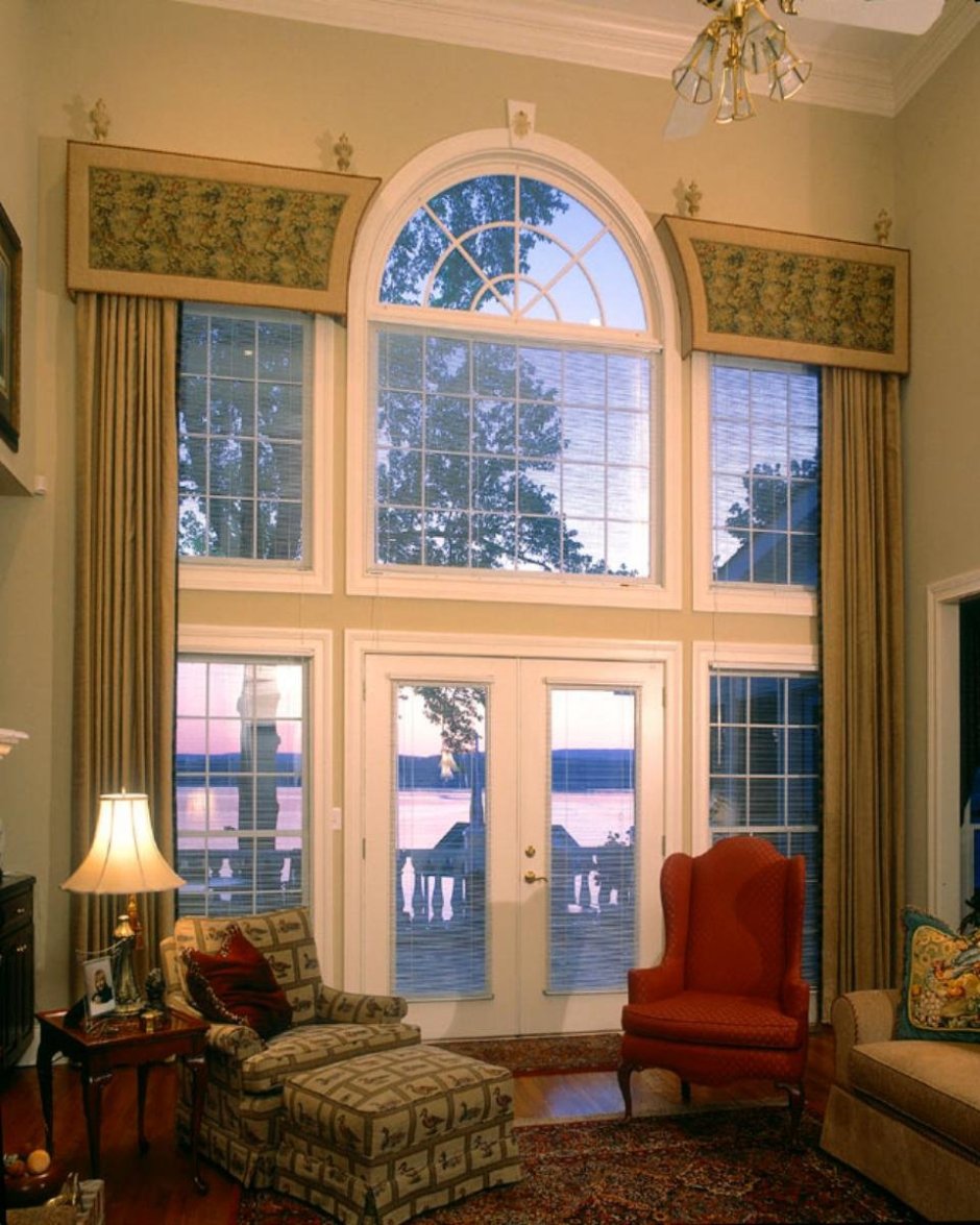 Арочные окна в гостиной