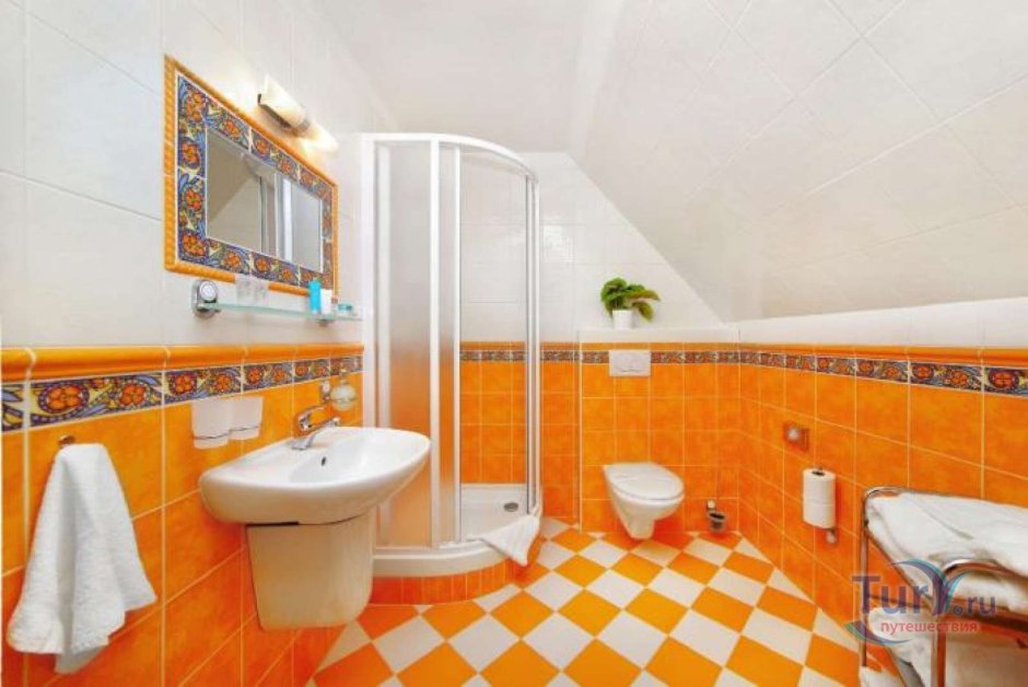 Ванная комната оранжевая с белым