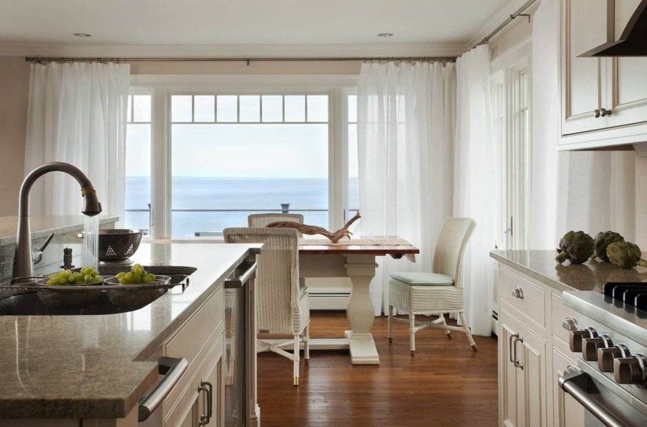 Белая кухня с панорамным окном