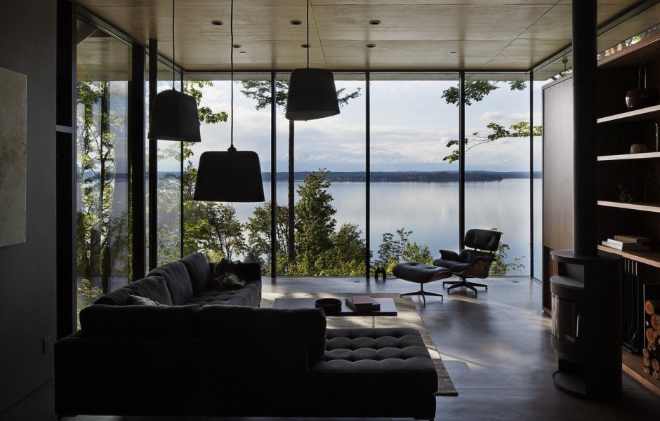 Красивый уютный дом с панорамными окнами