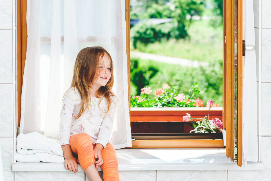Ребенок и деревянное окно