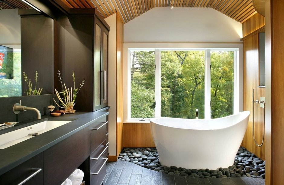 Интерьер ванной с окном