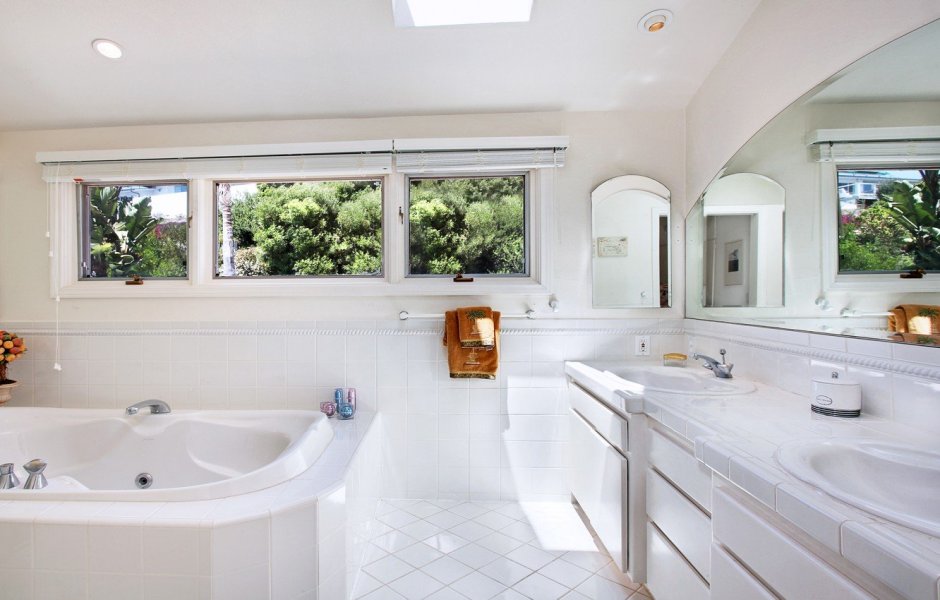 Ванные комнаты с окном в частном доме