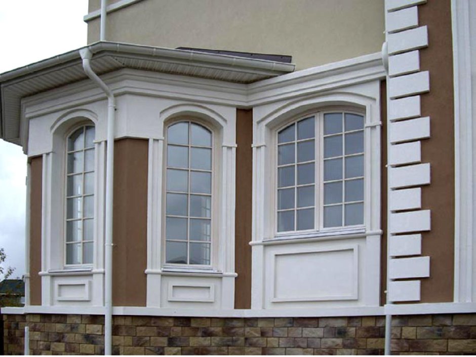 Фасады домов с арочными окнами