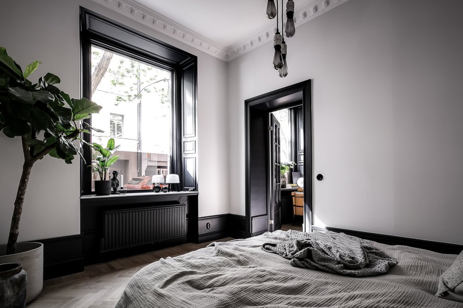 Черные окна в интерьере квартиры