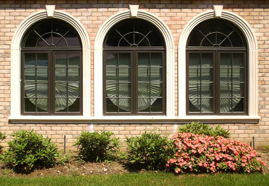 Оформление арочного окна фасад дома