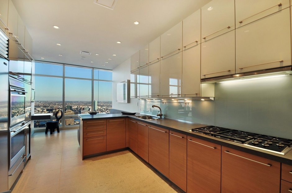 Большая кухня с панорамными окнами