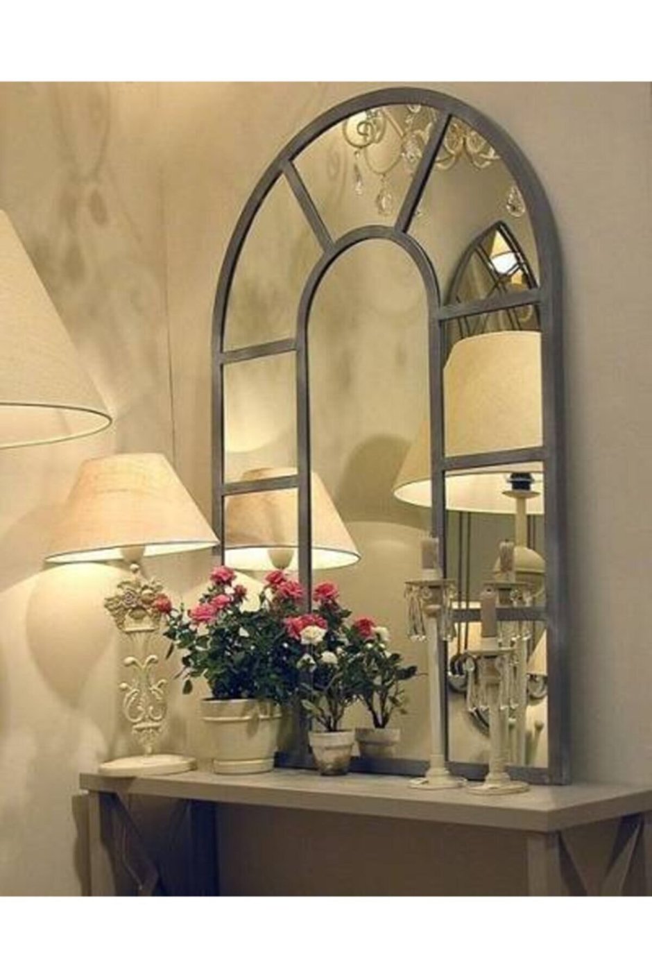 Зеркало в форме окна в интерьере