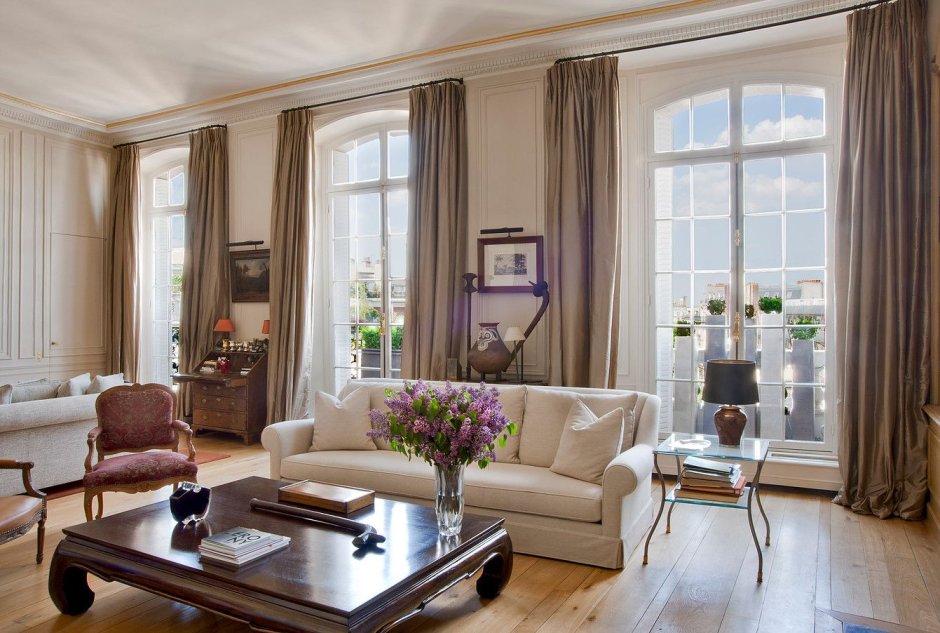 Гостиная с французскими окнами в квартире