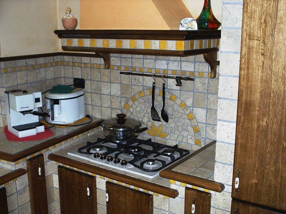 Кухонный гарнитур из плитки