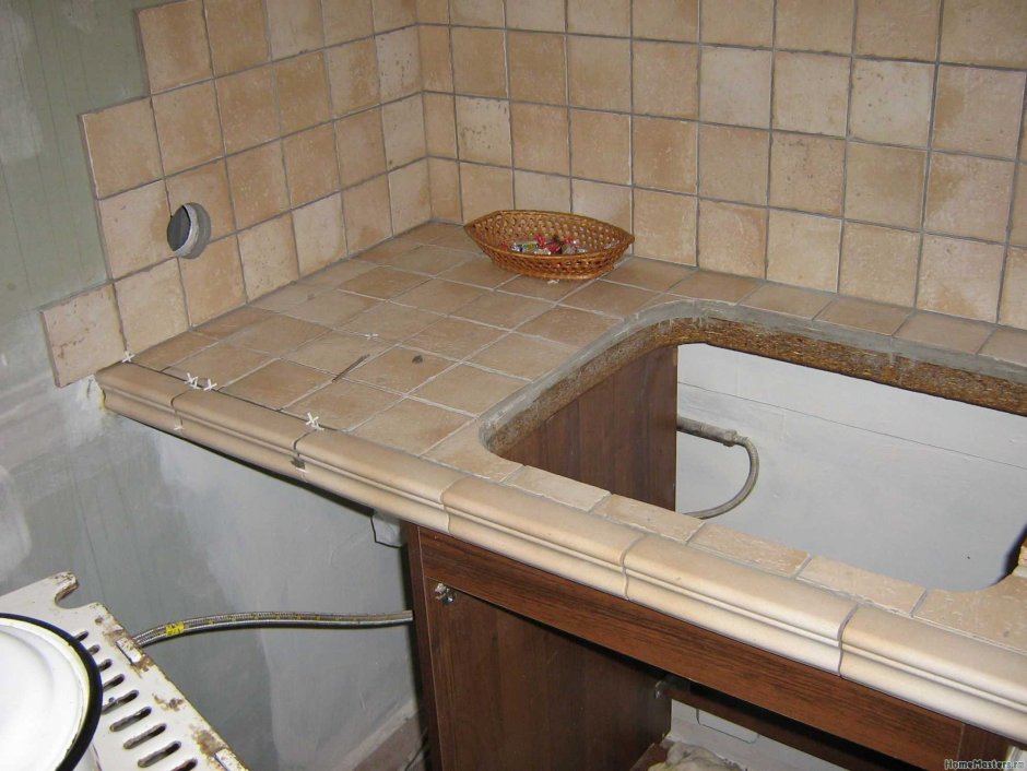 Плитка на кухне возле раковины