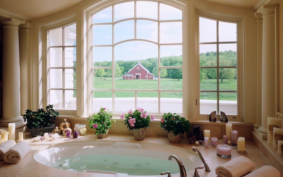 Ванная комната с большим окном