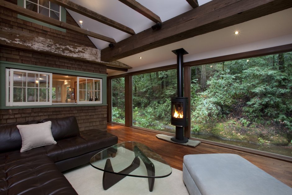 Деревянный дом с панорамными окнами в лесу