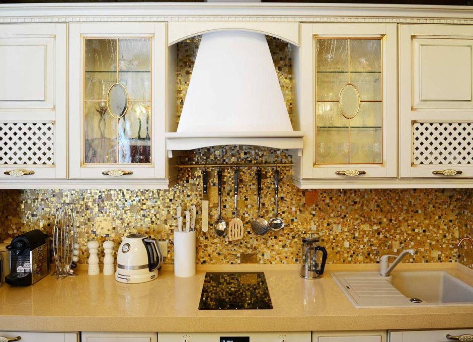 Золотая мозаика на кухне фартук