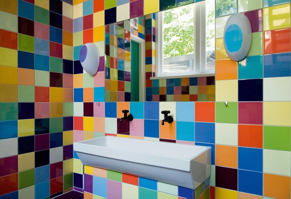 Разноцветная плитка на стене в ванной комнате