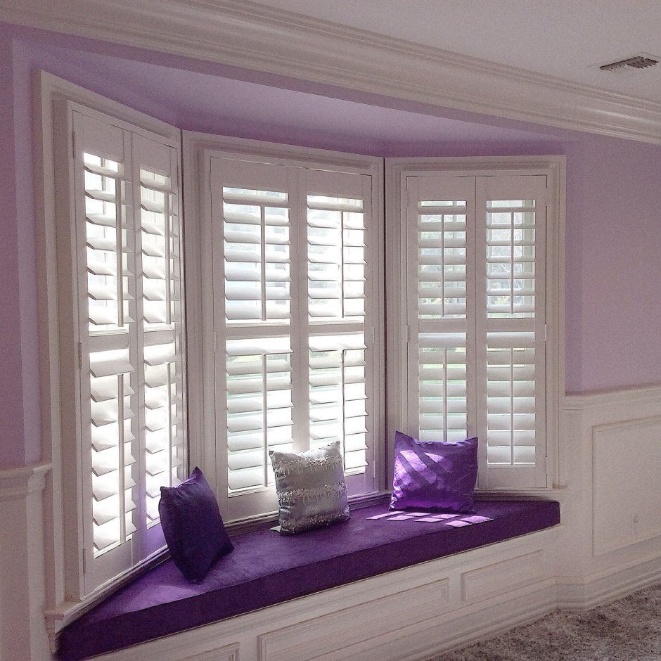 Фиолетовая комната с окном
