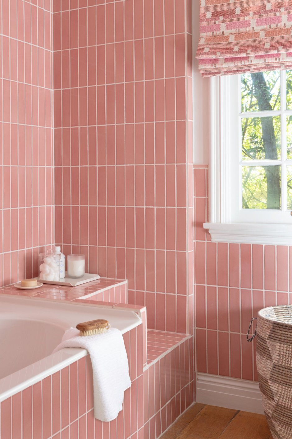Розовая плитка для ванной кабанчик