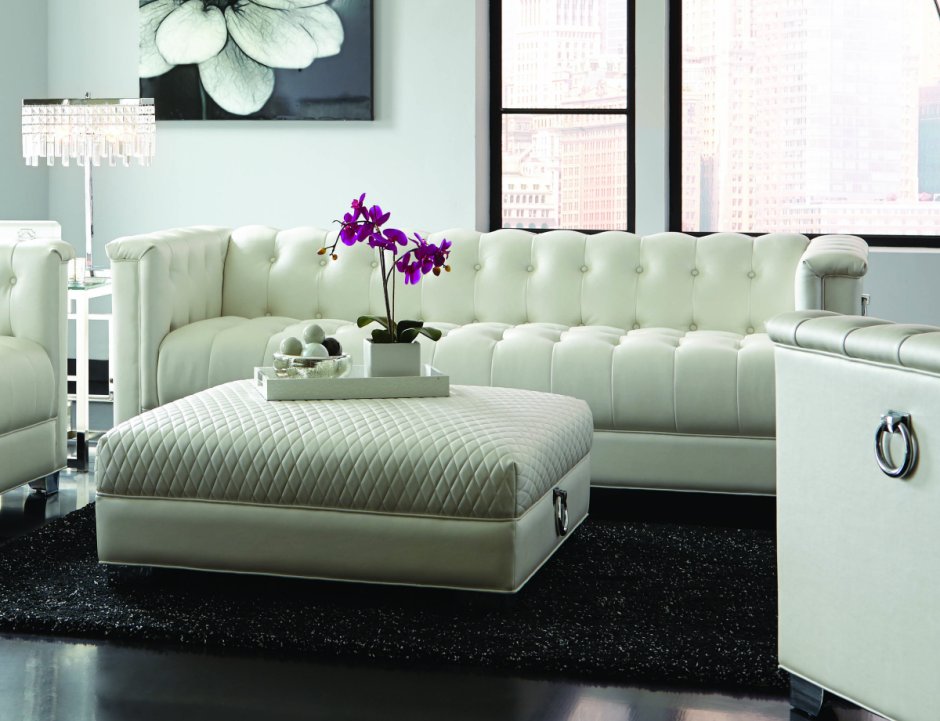 Белый кожаный диван в интерьере