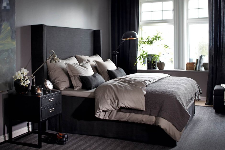 Черная кровать икеа в интерьере спальни