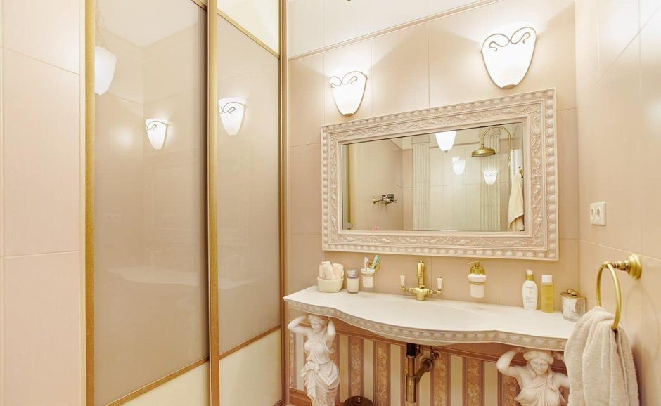 Зеркало в багете в интерьере ванной