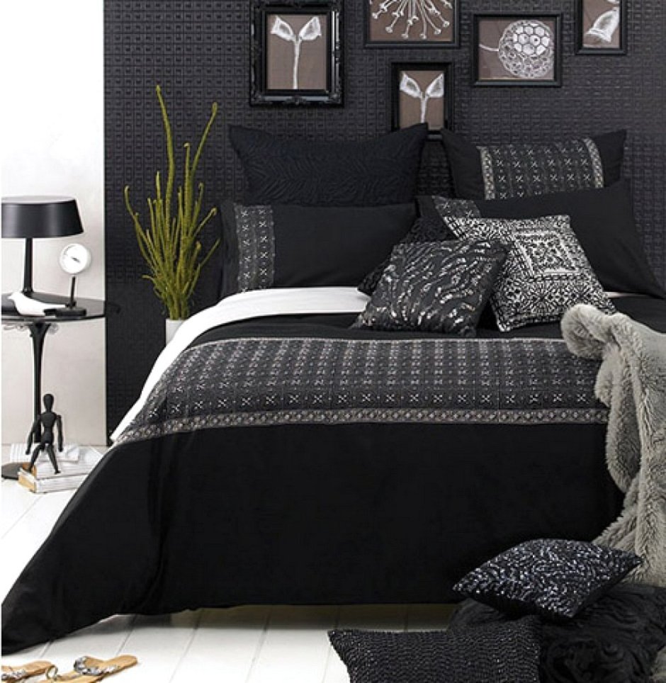 Спальня с черной кроватью