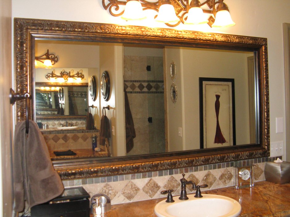Обрамление зеркала в ванной