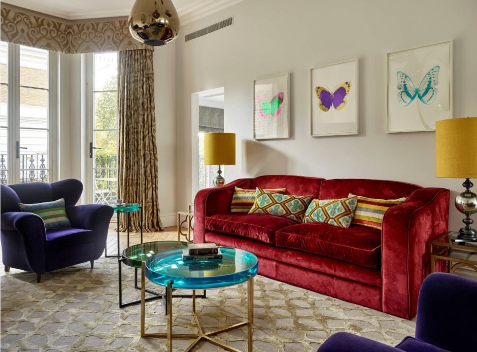 Цветные диваны в интерьере гостиной