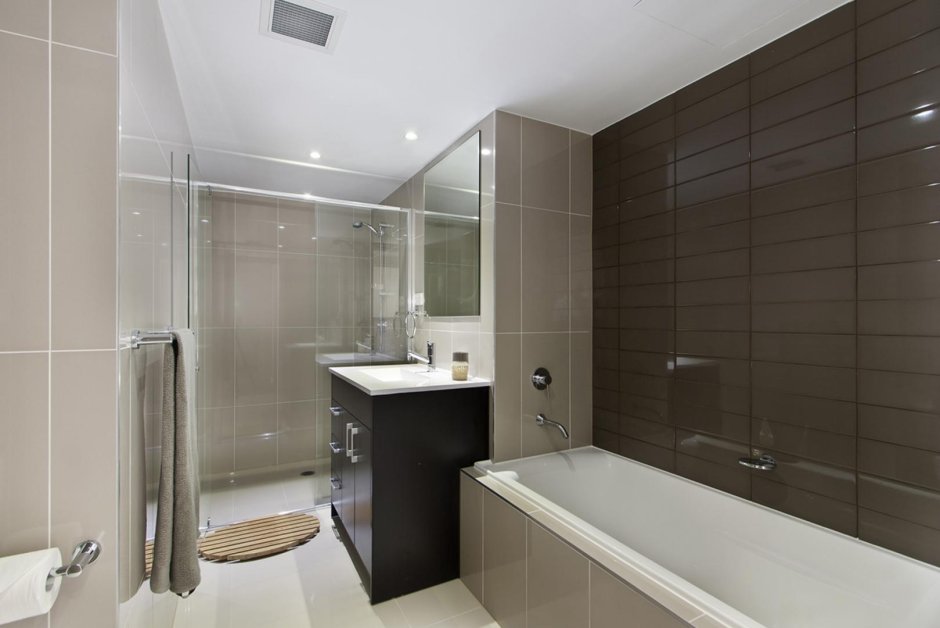 Интерьер ванной комнаты с панелями