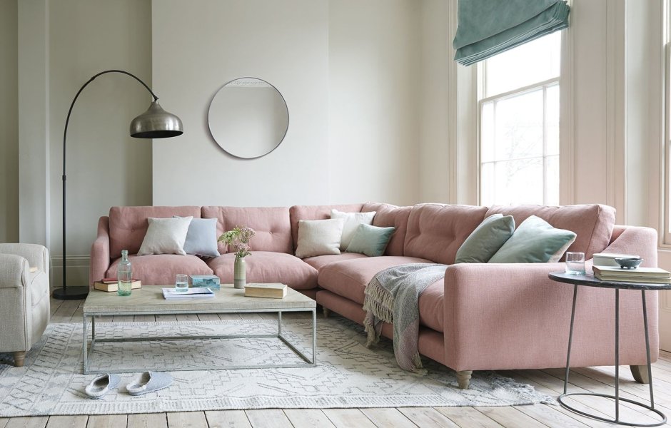 Гостиная с угловым диваном в розовых