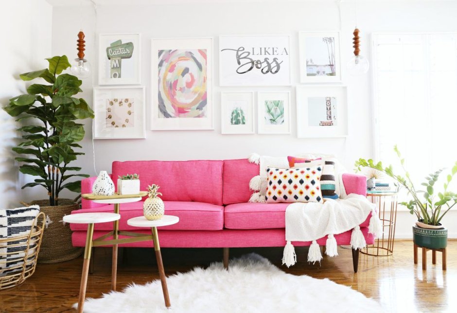 Яркая картина в интерьере с розовым креслом
