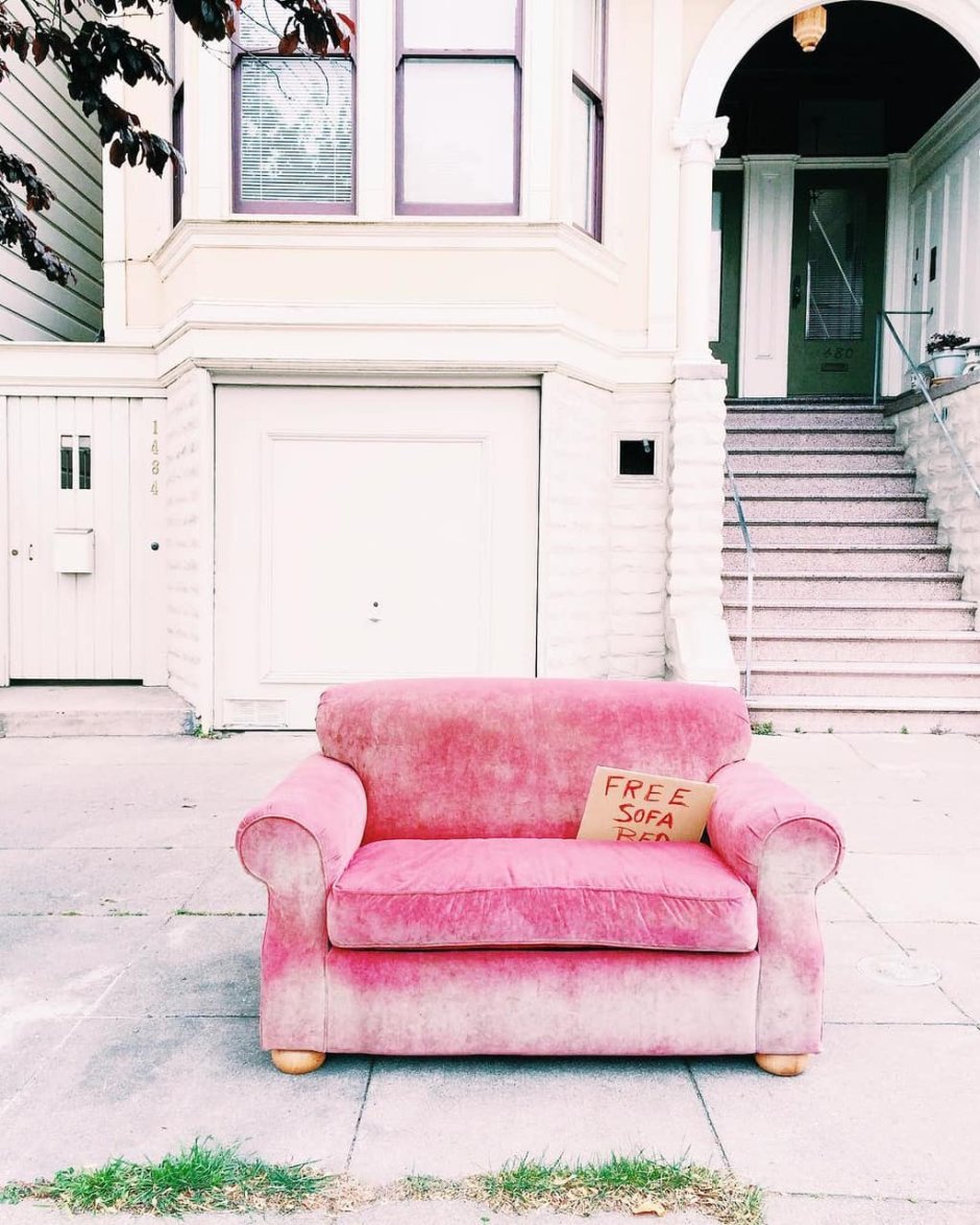 Розовый вельветовый диван