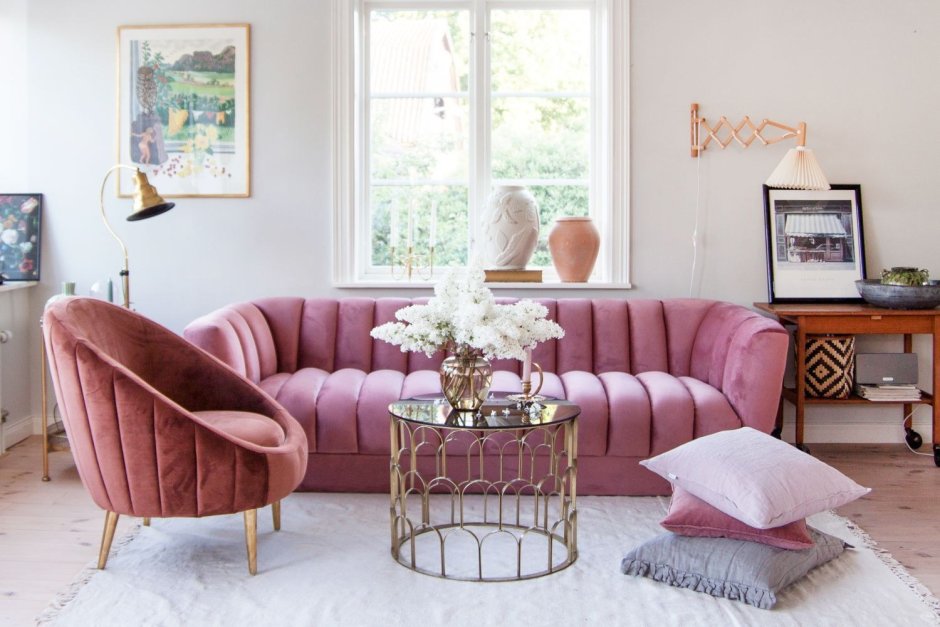 Пыльно розовое кресло в интерьере
