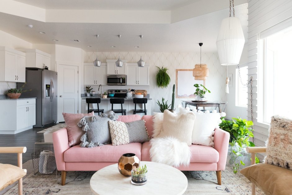 Кухня гостиная с розовым диваном