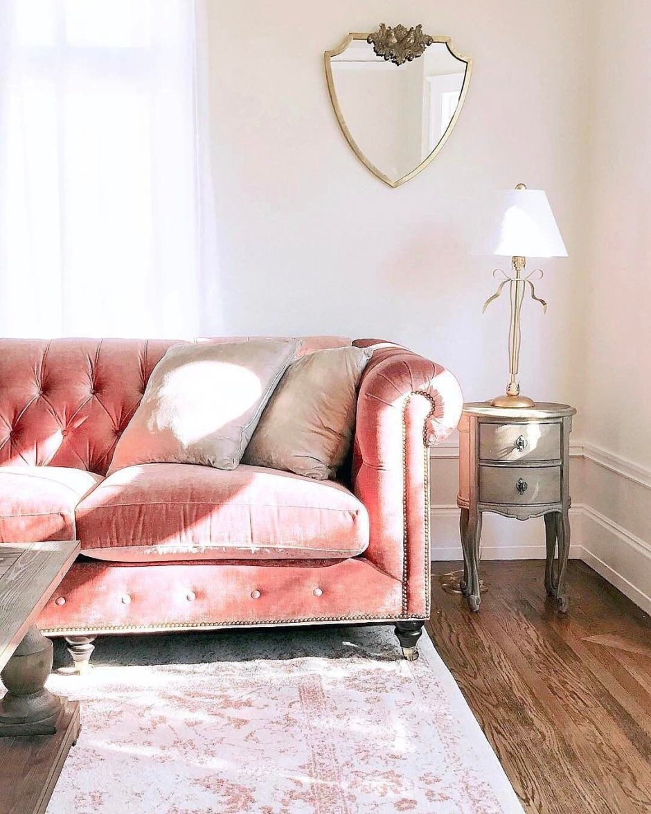 Розовый диван в классическом стиле