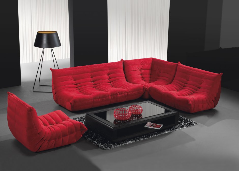 Большой красный диван