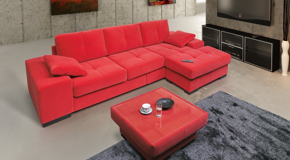 Угловой диван красного цвета