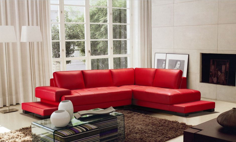 Интерьер с красной мягкой мебелью