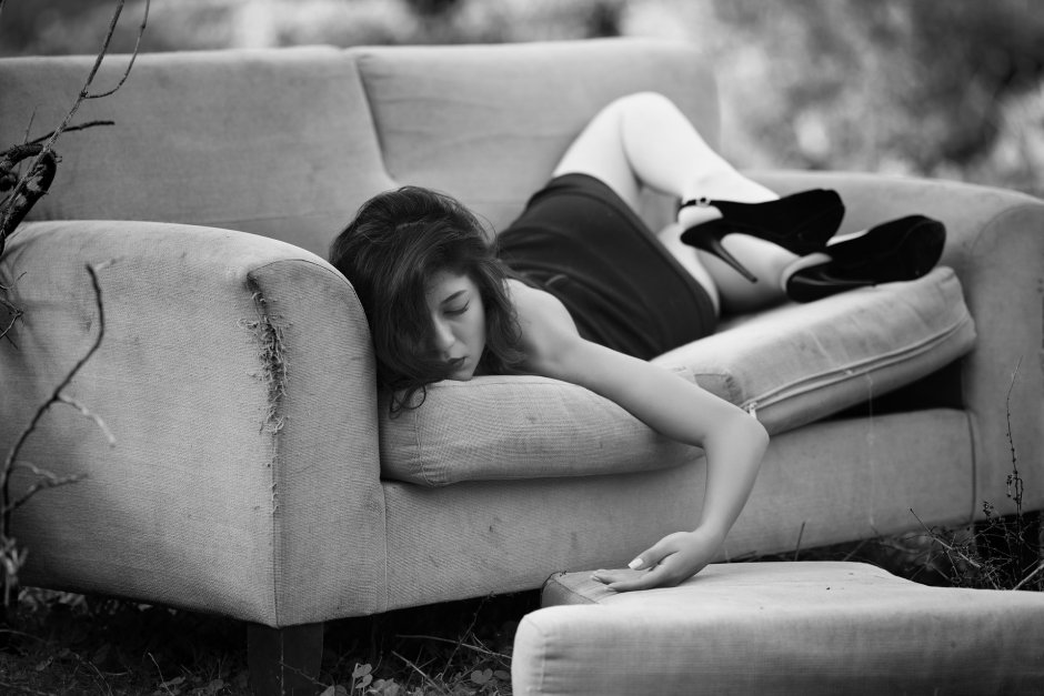 Девушка спит на диване