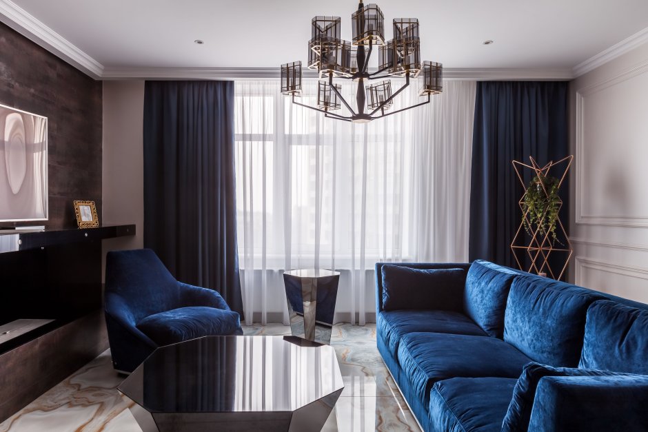 Гостиная с синими шторами и мебелью