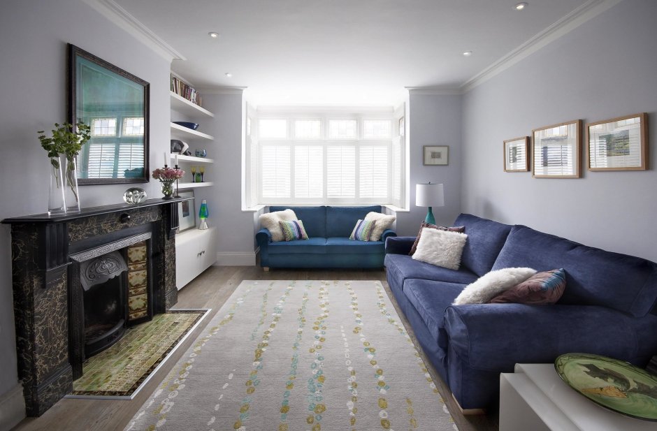 Интерьер однокомнатной квартиры с синим диваном