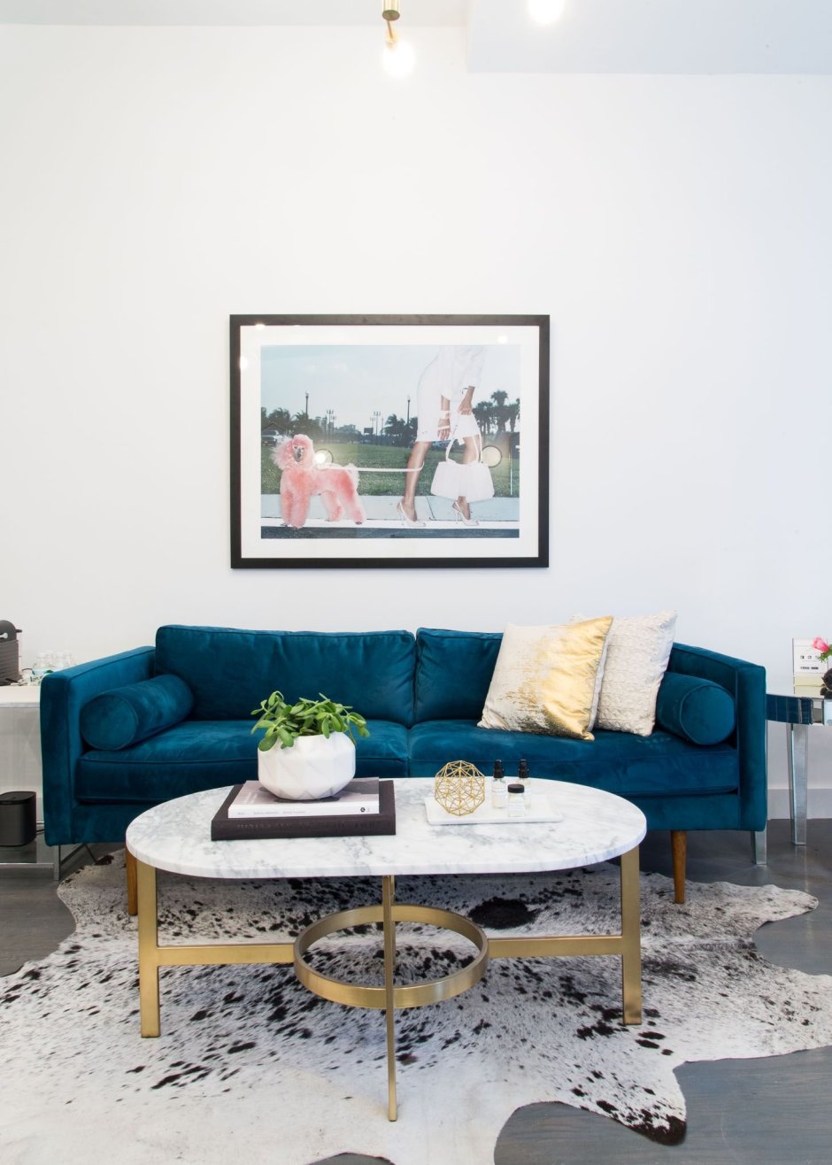 Картина над синим диваном