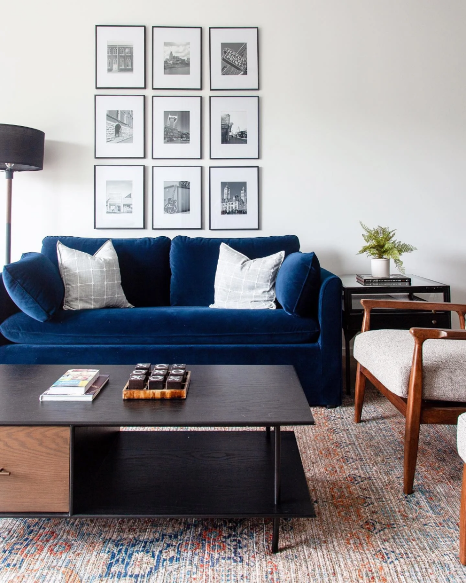 Синий диван в интерьере студии