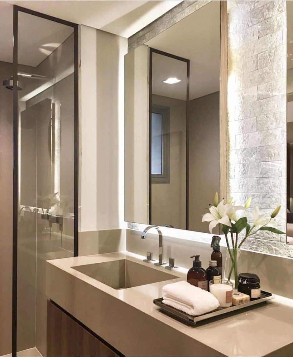 Ванные комнаты с большими зеркалами
