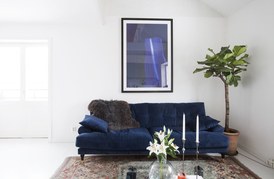 Интерьер с синим диваном в стиле Минимализм