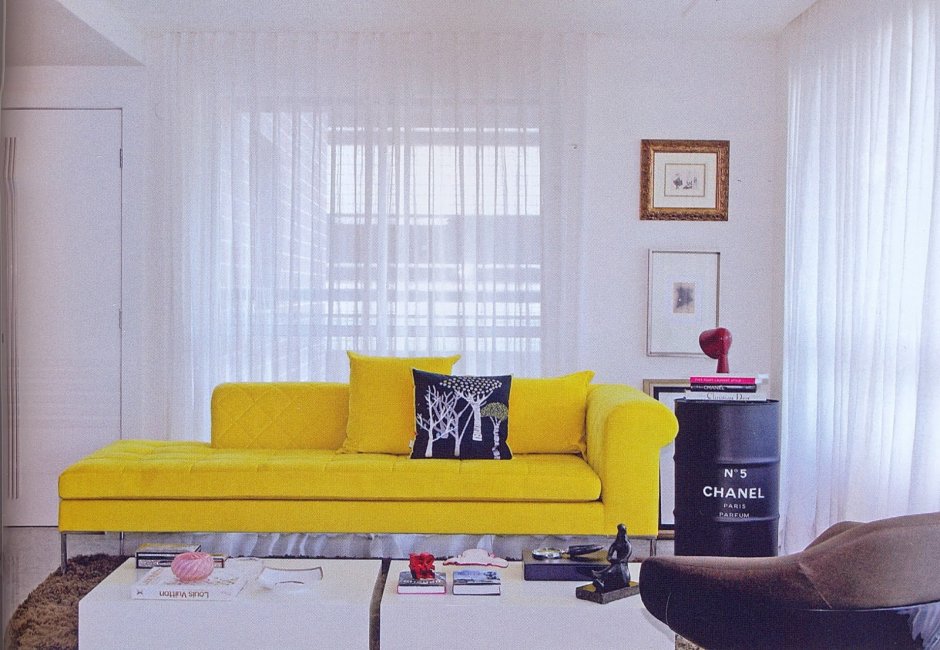 Желтый диван в Светлом интерьере
