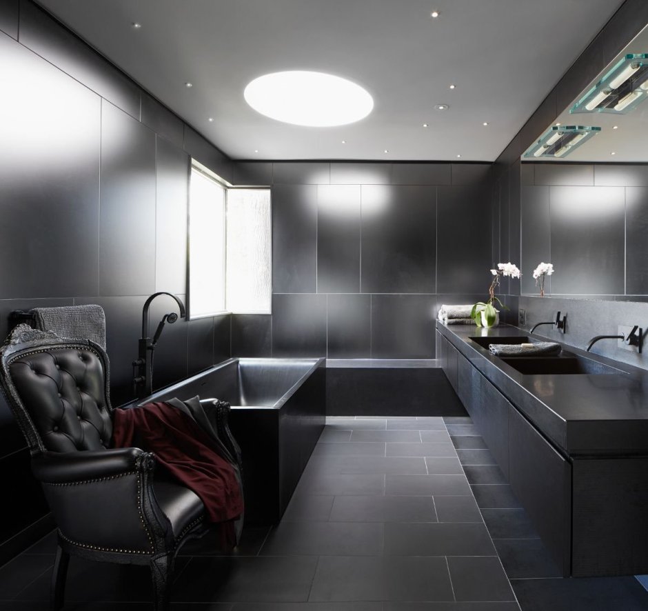 Ванная комната с темно серым потолком